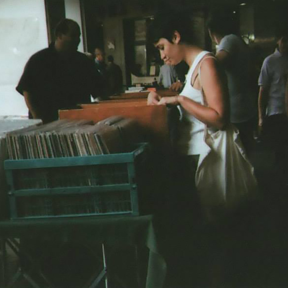 Gaia Marlino che cerca dischi vintage.