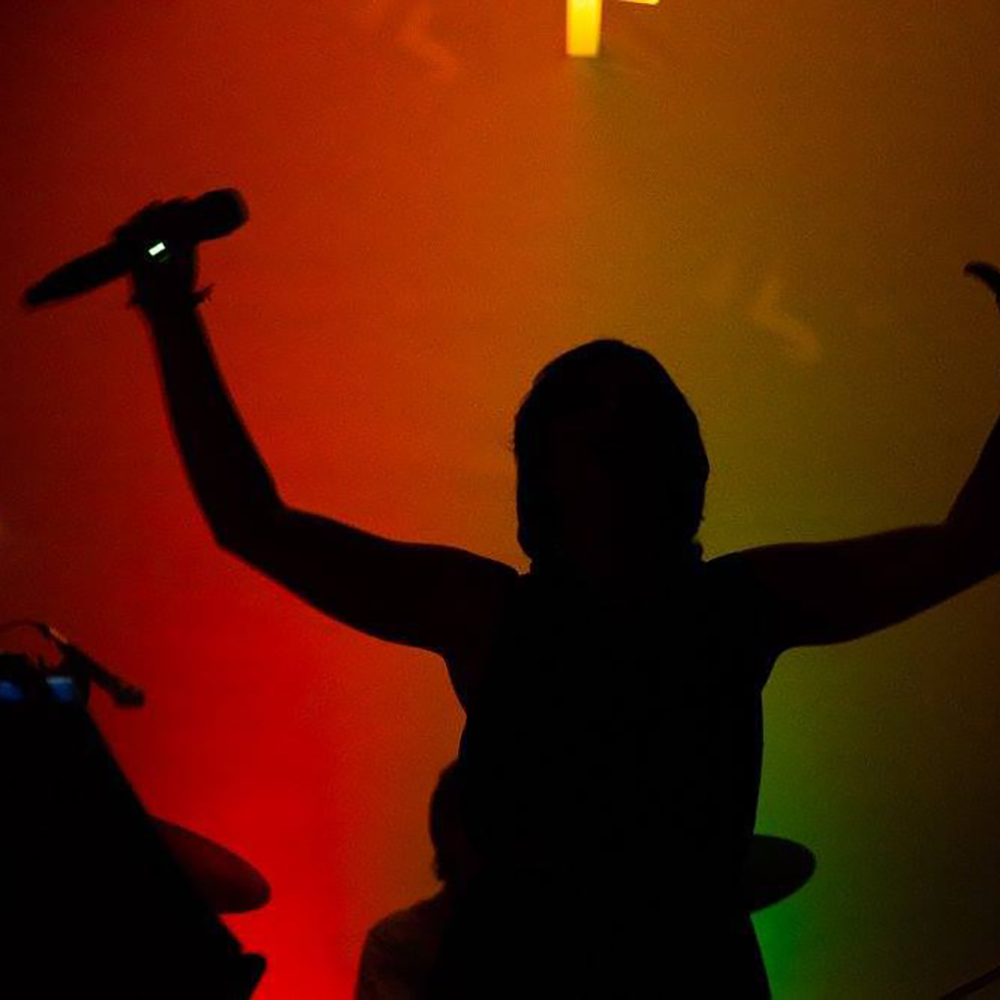 Gaia Marlino interpreta un repertorio musicale durante un evento live.