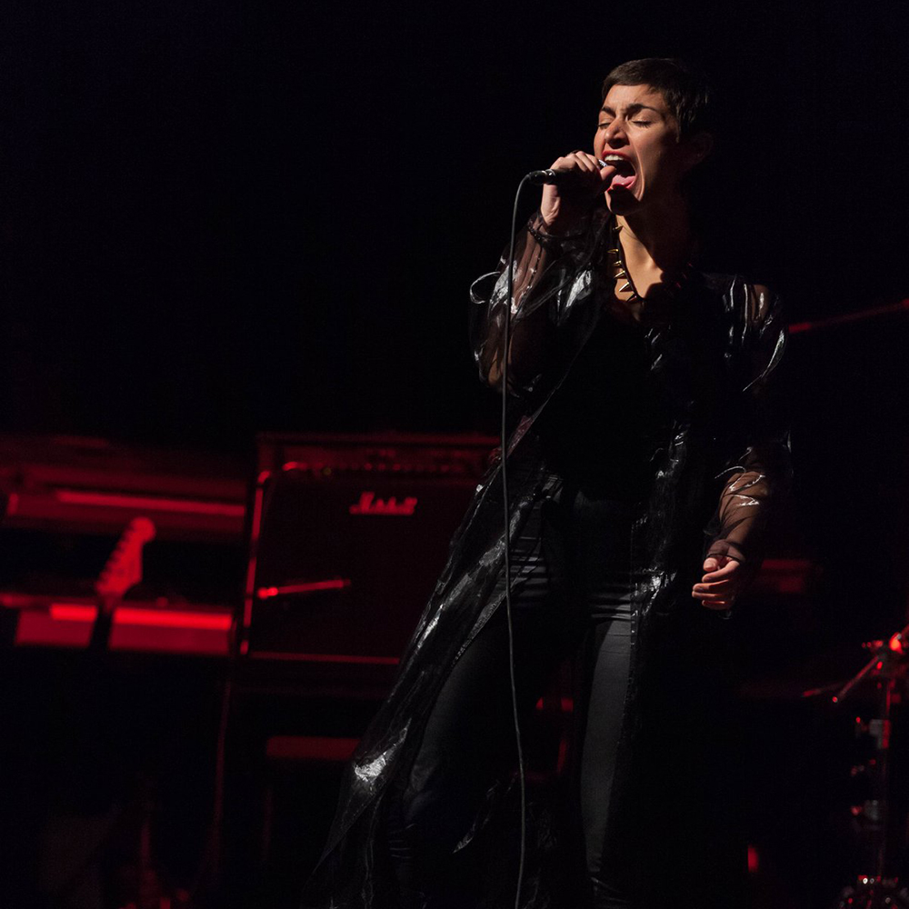 Gaia Marlino durante una performance vocale dal forte impatto espressivo.