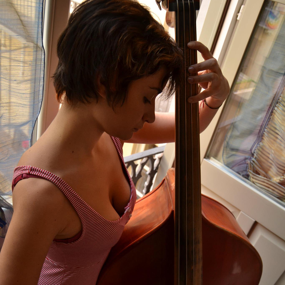 Gaia Marlino che suona uno strumento musicale.