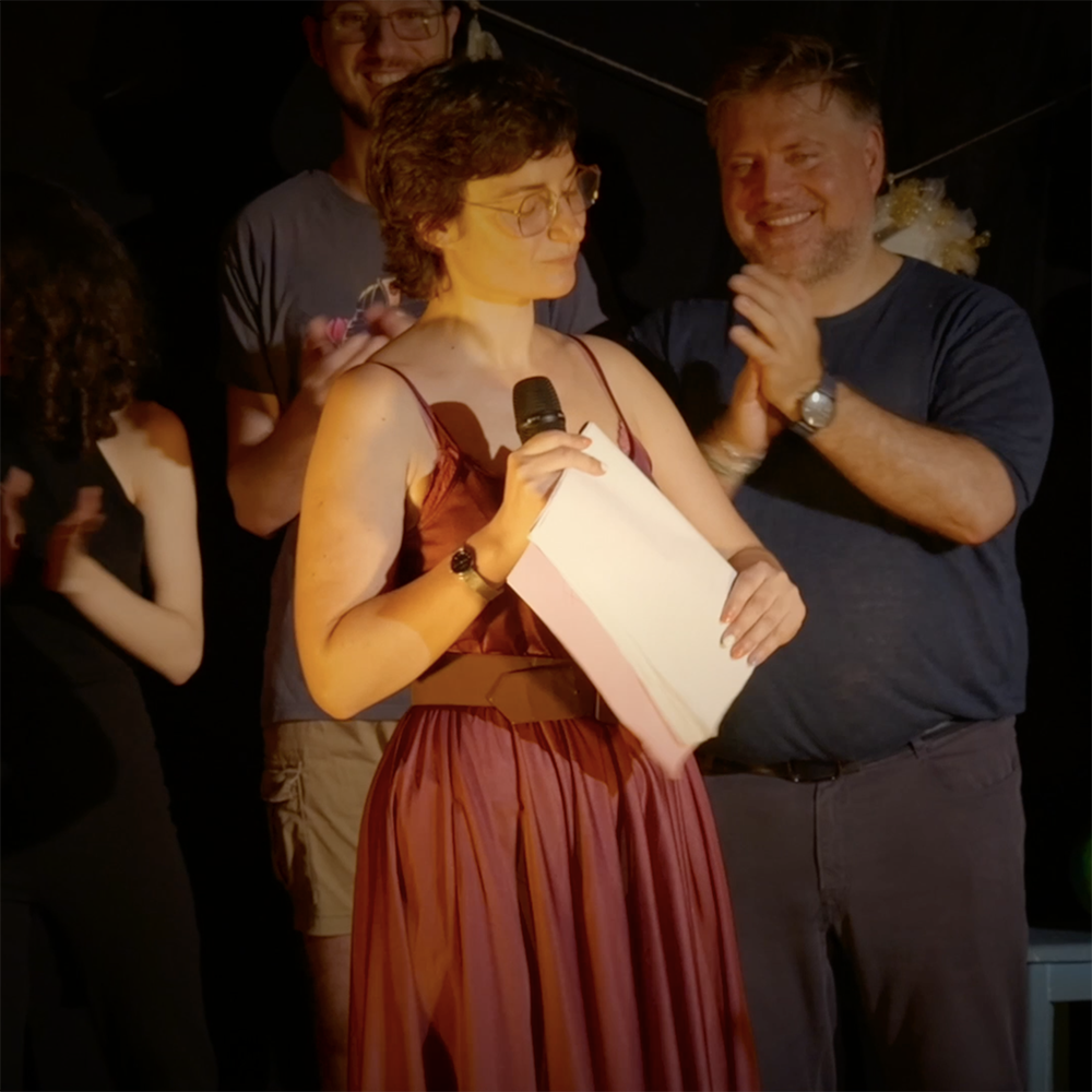 Gaia Marlino durante un'esibizione musicale.