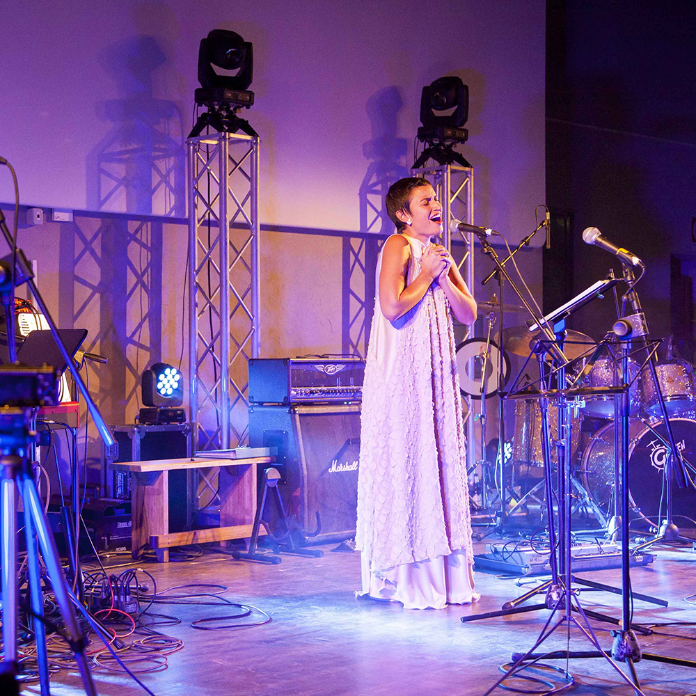 Gaia Marlino durante una performance vocale dal forte impatto espressivo.