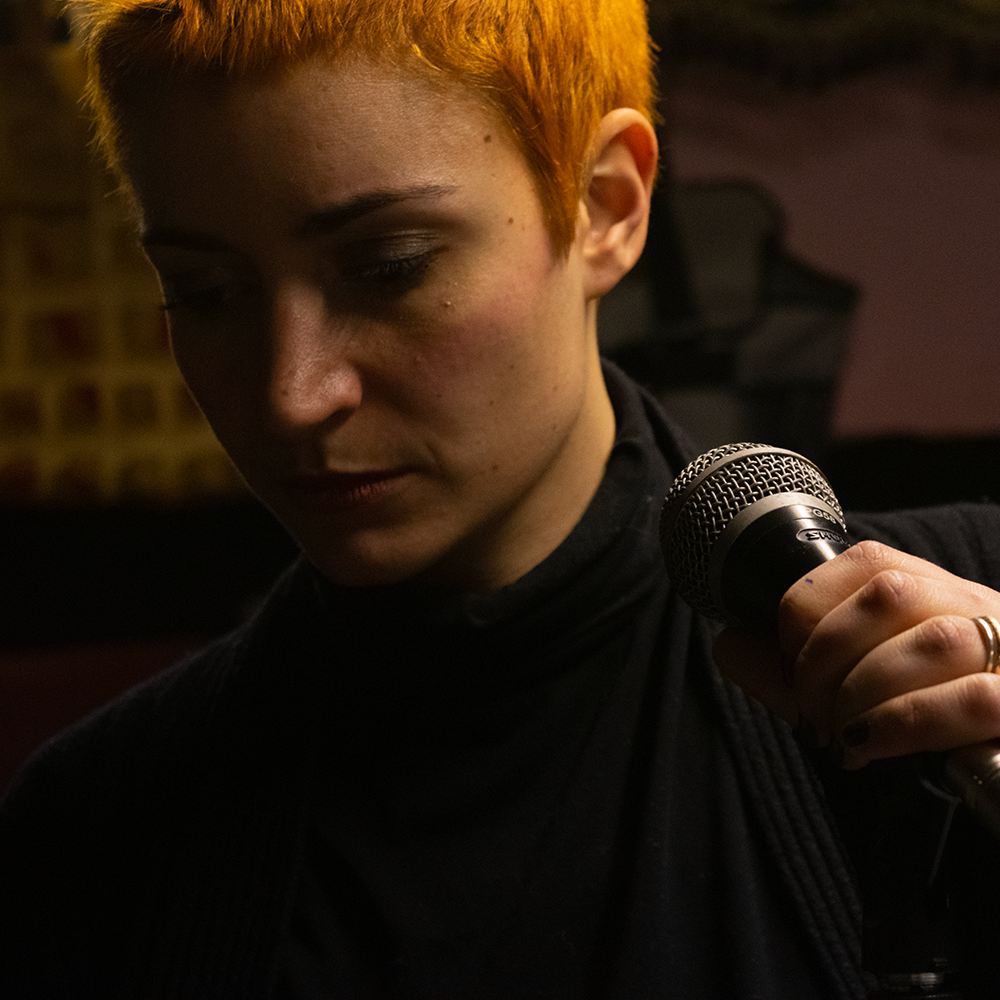 Gaia Marlino durante un concerto con microfono sul palco.