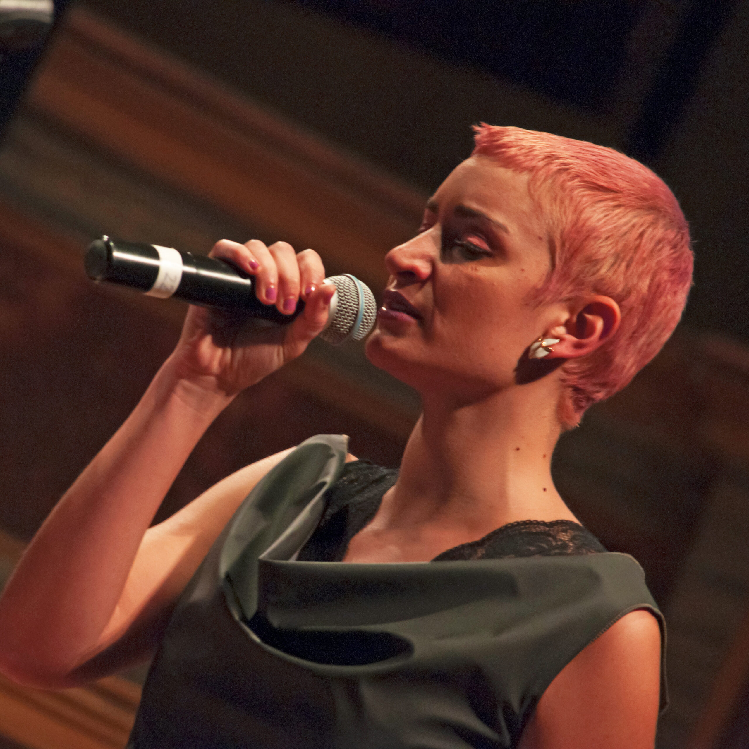 Gaia Marlino interpreta un brano durante un concerto.